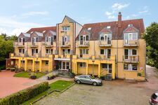 Ansicht von Westen mit Parkplatz vor dem Haus