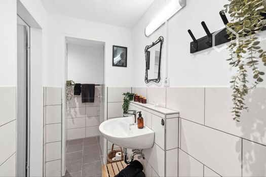 Monteurzimmer Hannover Parkplatz 6 Personen Küche WLAN 24/7 Bild 3