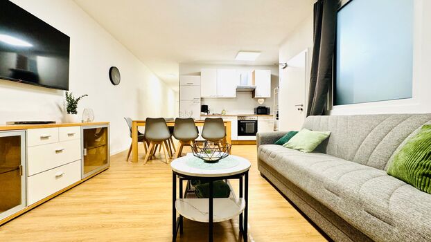 Wohnzimmer / Esszimmer bis 7 Personen mit TV und Schlafcouch