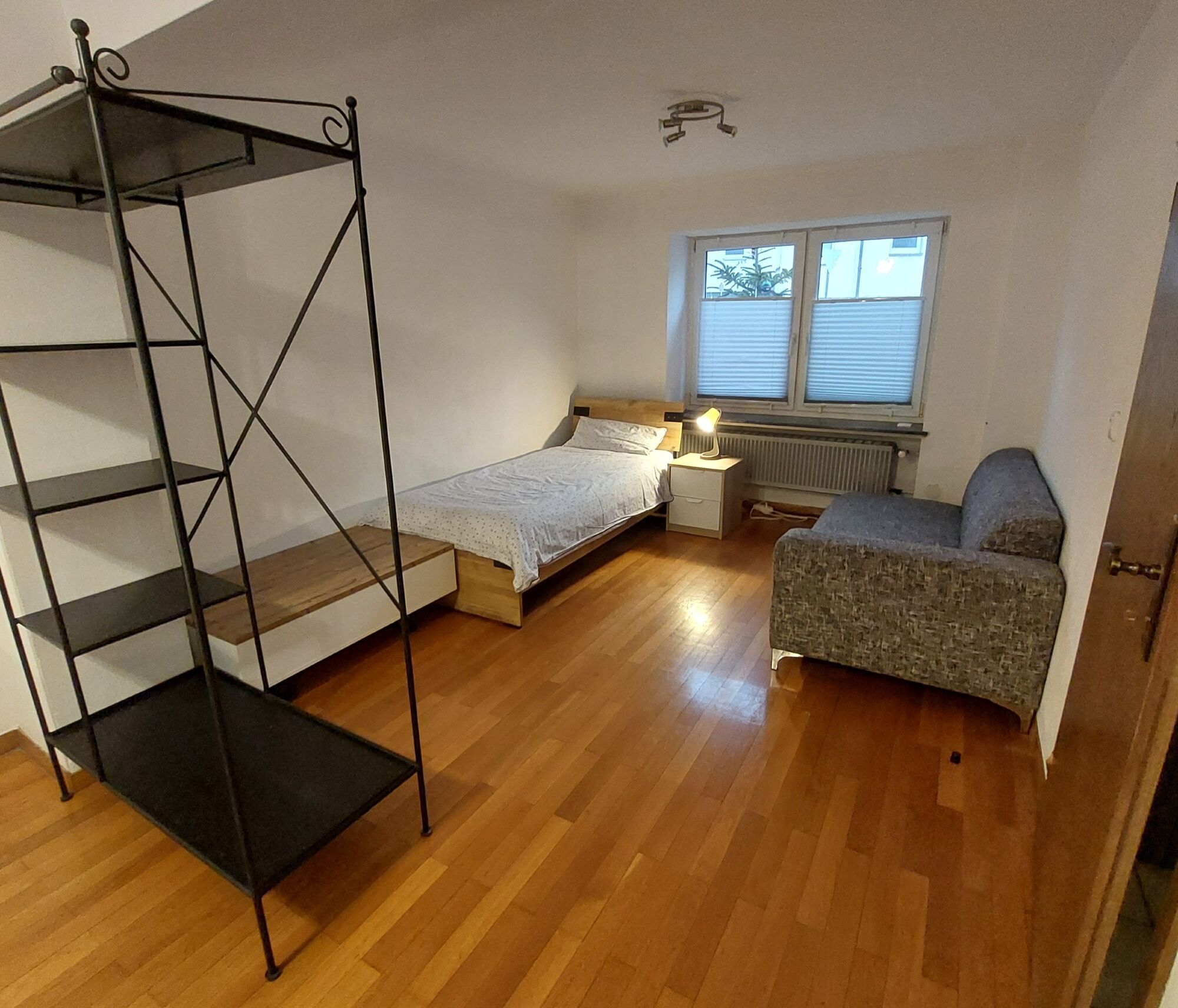 2. Bett im Schlafzimmer im EG