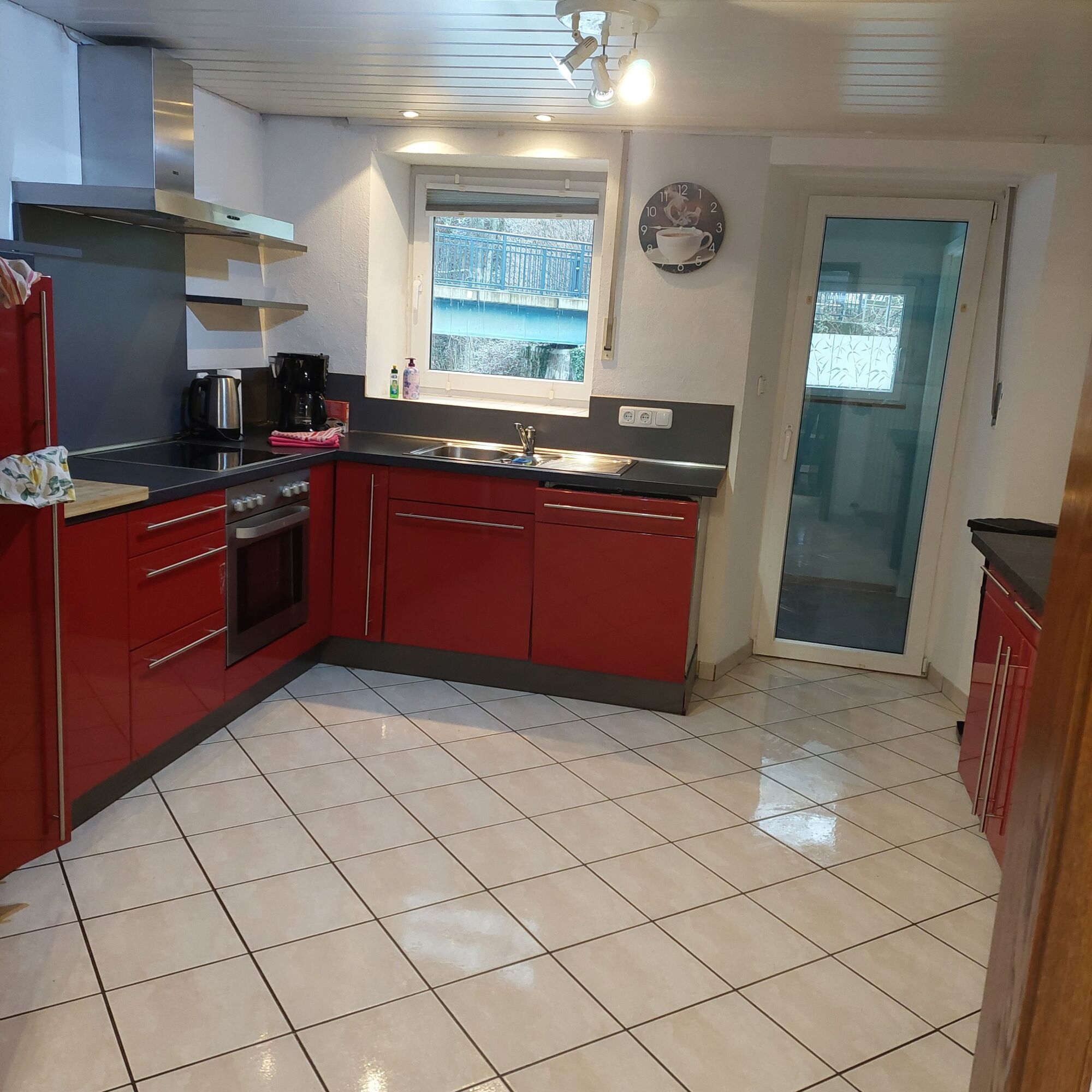 Komplett eingerichtete Küche im EG