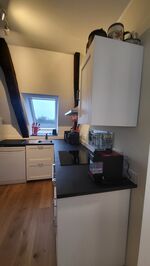 Kochbereich mit Backofen und Kochfeld und Airfryer. 