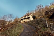 Fußweg zum Gebäude 