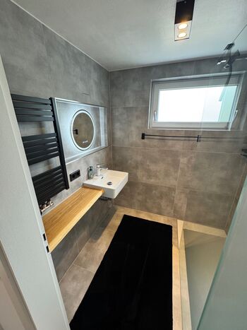 Fünf-Bett-Wohnung frisch renoviert, Heidenheim – Parkplatz,