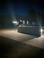 beleuchteter Parkplatz vorm Gästehaus