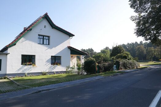 House view with 4 parking spaces (1 parking space per flat)