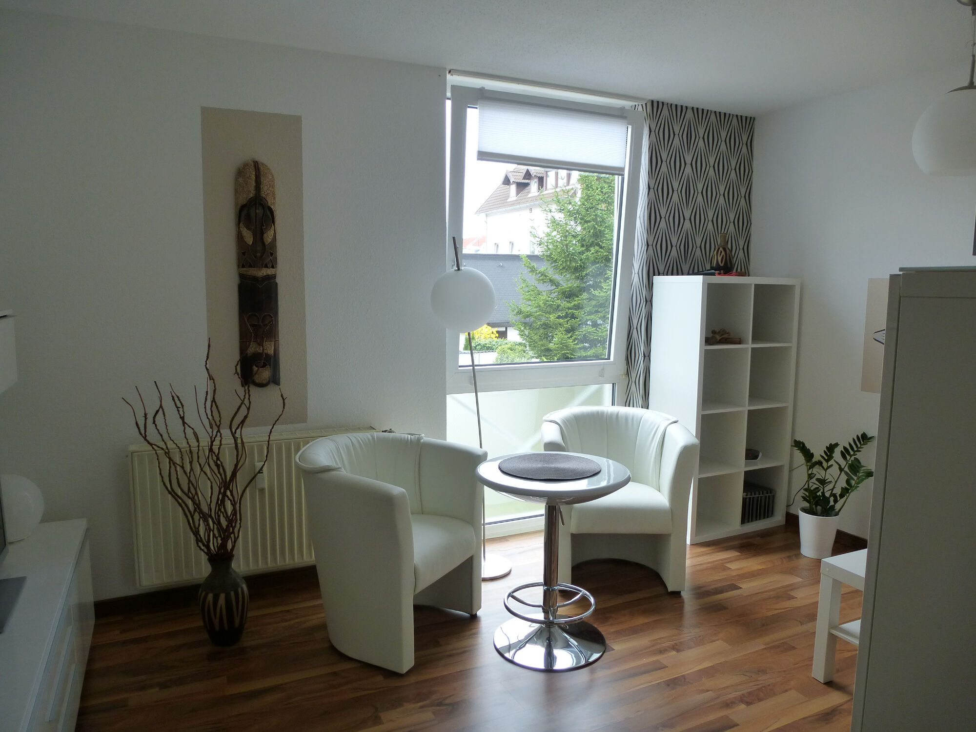 Gemütliche Sitzecke am Fenster, hier kann Ihnen auch ein Arbeitsplatz zur Verfügung gestellt werden