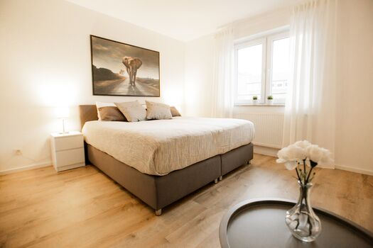 Moderne Whg. mit Balkon, Parkplatz, E-Ladest. Nähe Köln/Bonn