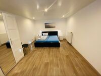 Großes Zimmer mit Doppelbett