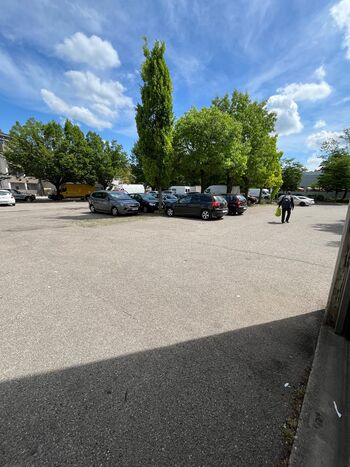 Parkplätze vor dem Haus