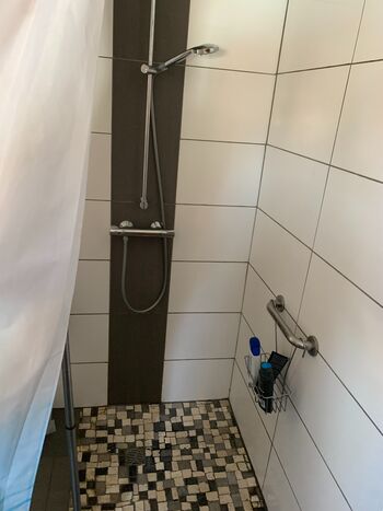 Einheit 2: Dusche Ebenerdig, Badezimmer
