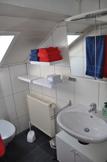 Schöne DG-Wohnung mit Gartensitzplatz Bild 3