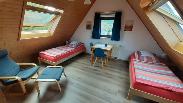 Schöne DG-Wohnung mit Gartensitzplatz