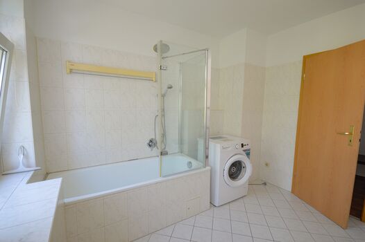 Bad mit Dusche in Badewanne und Waschmaschine