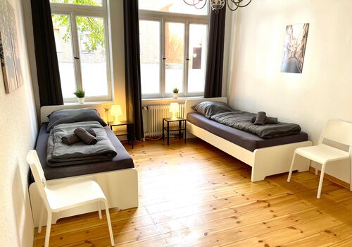 Sichtschutz im Erdgeschoss und Verdunklungs-Vorhänge im Schlafzimmer