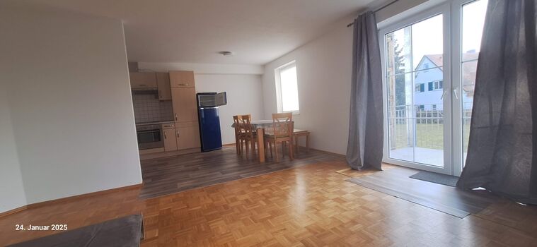 Wohnzimmer,mit Zugang zum Balkonund Garten