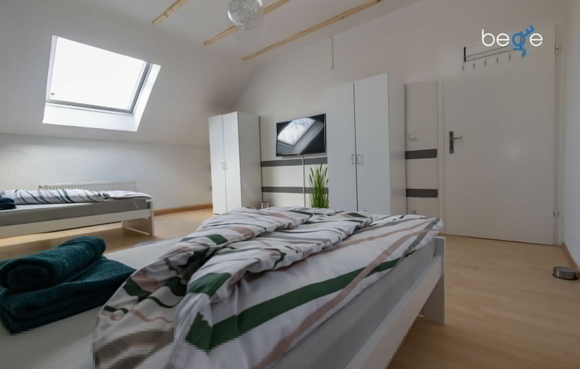 Schlafzimmer 1 mit zwei Einzelbetten, Sitzecke und Smart TV