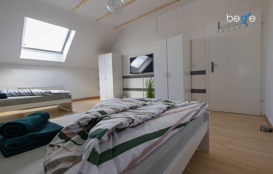 Schlafzimmer 1 mit zwei Einzelbetten, Sitzecke und Smart TV