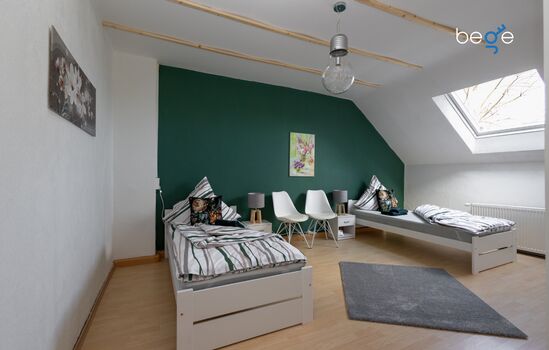 Schlafzimmer 1 mit zwei Einzelbetten, Sitzecke und Smart TV