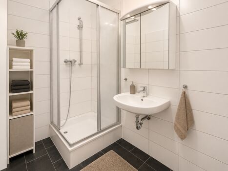 Badezimmer mit Dusche und WC