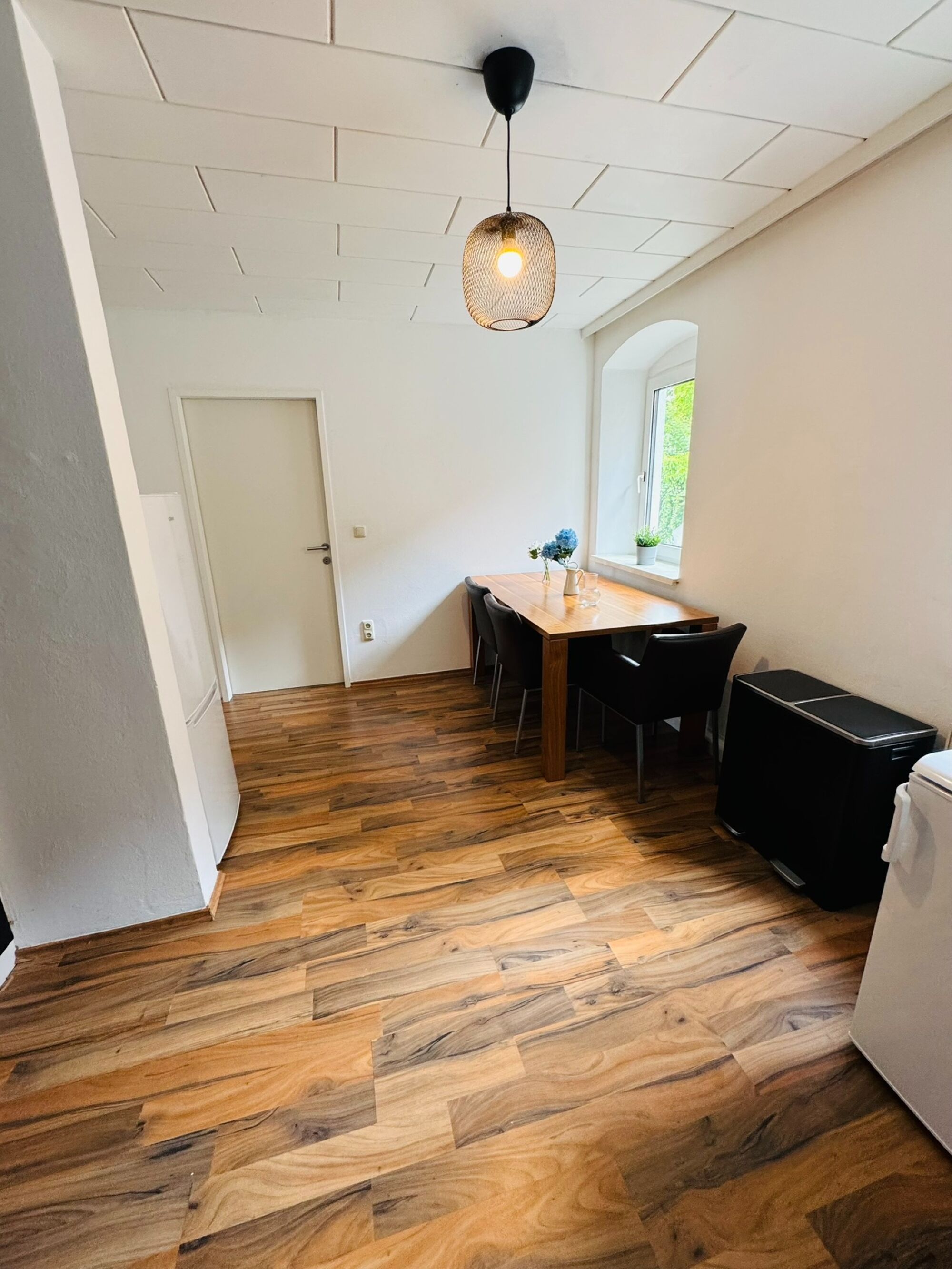 Küche mit Kühlschrank und Gefrierkombination