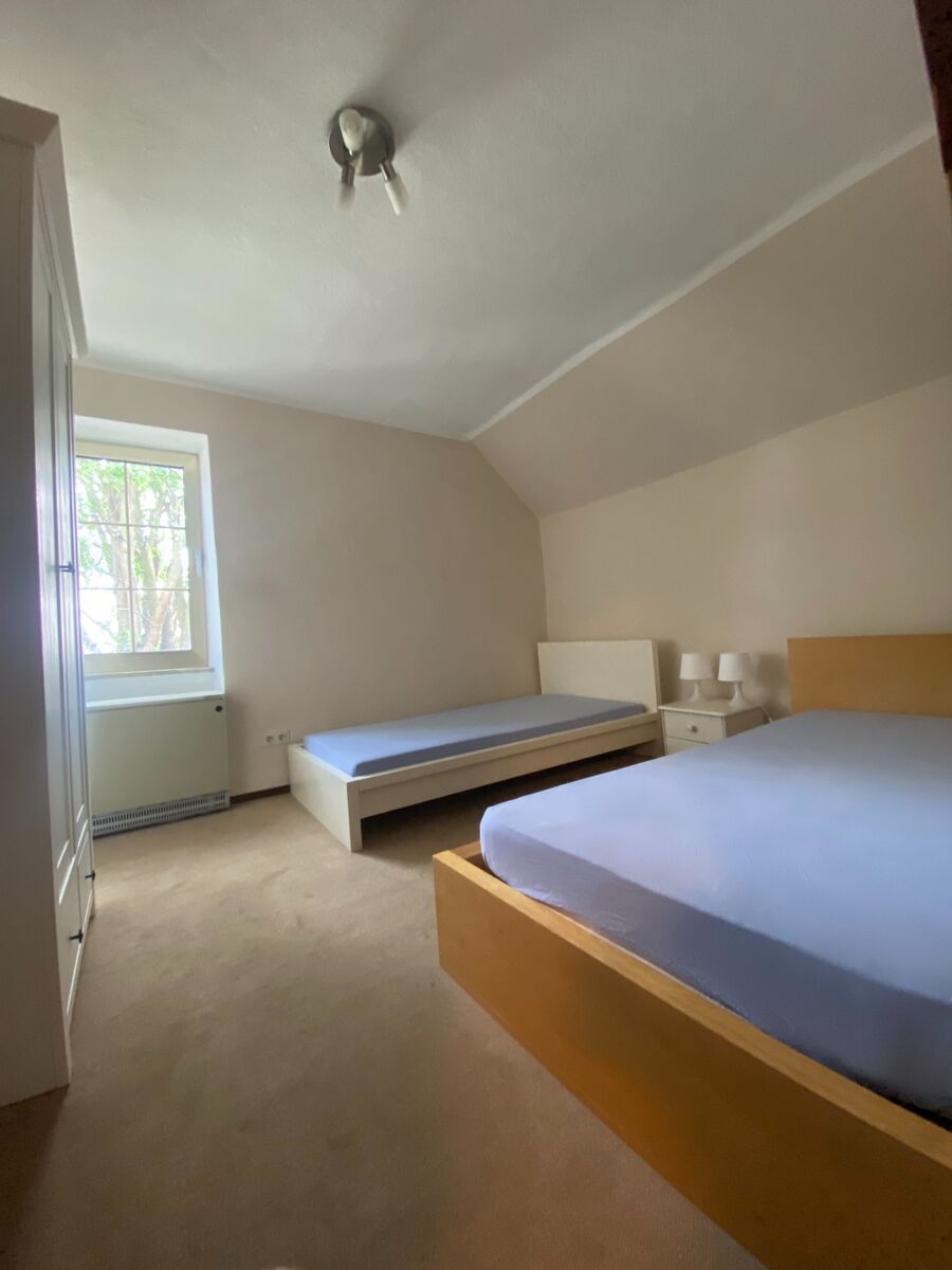 Schlafzimmer Nr.1 mit 2 Betten und Schrank.