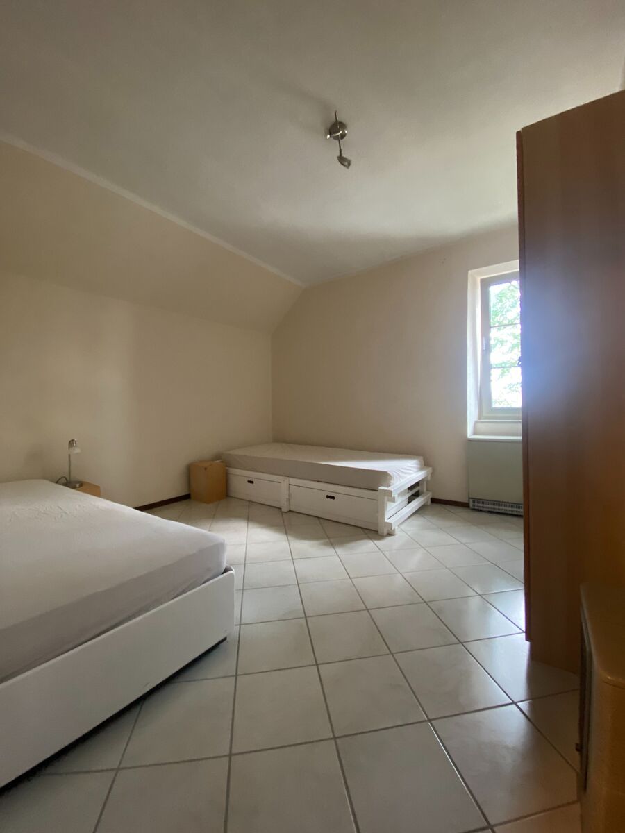 Schlafzimmer Nr.2 mit Betten, Nachttischen und Schrank.