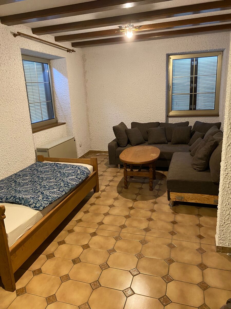 Schlafzimmer und Couchbereich.