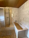 Dusche und große Badewanne