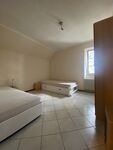 Schlafzimmer Nr.2 mit Betten, Nachttischen und Schrank.