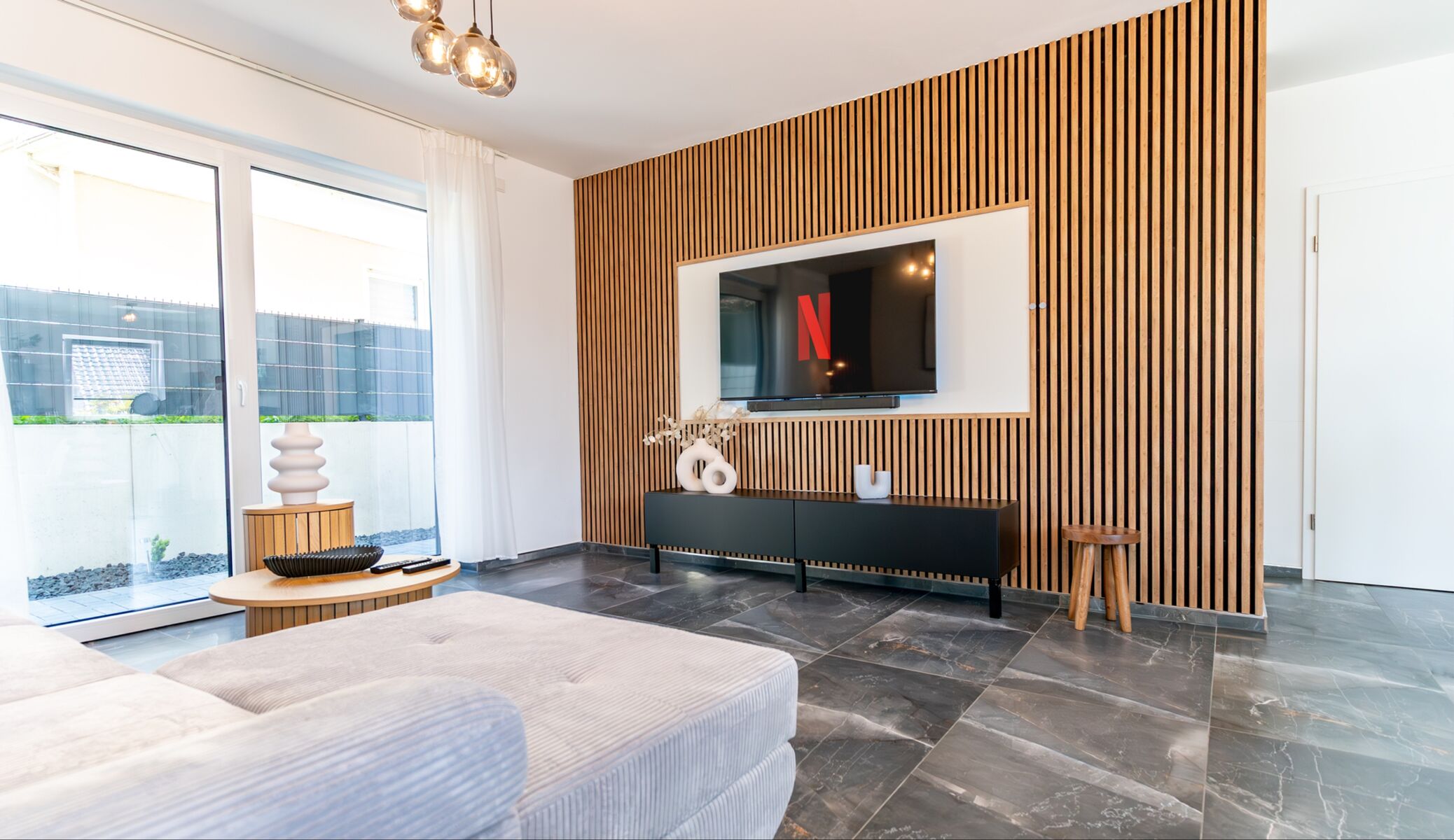 High-End Entertainment mit 4K 58-Zoll Smart-TV, Surround-System, PlayStation 3 und Spielen, sowie genügend Gesellschaftsspielen