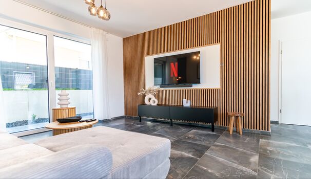 High-End Entertainment mit 4K 58-Zoll Smart-TV, Surround-System, PlayStation 3 und Spielen, sowie genügend Gesellschaftsspielen