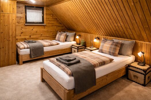 Schlafzimmer mit zwei Einzelbetten