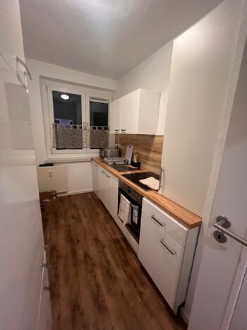 Moderne, gepflegte Küche mit allen wichtigen Geräten – praktisch und funktional für den Alltag.