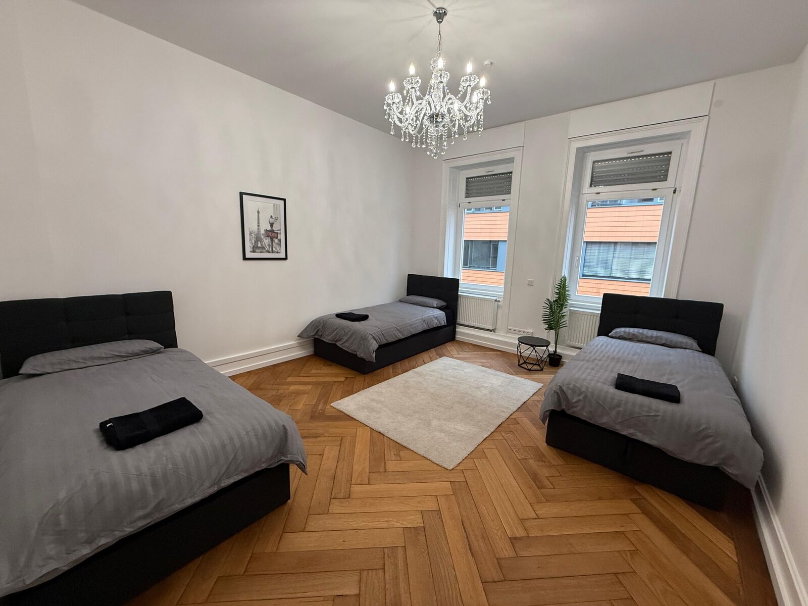 180 m²- 11 Betten - 5 Zimmer- 3 Bäder- Parkplatz