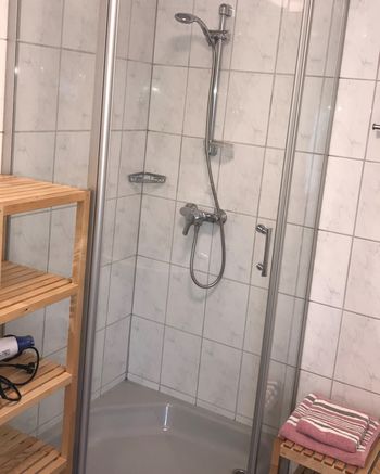 Badezimmer mit Dusche und WC