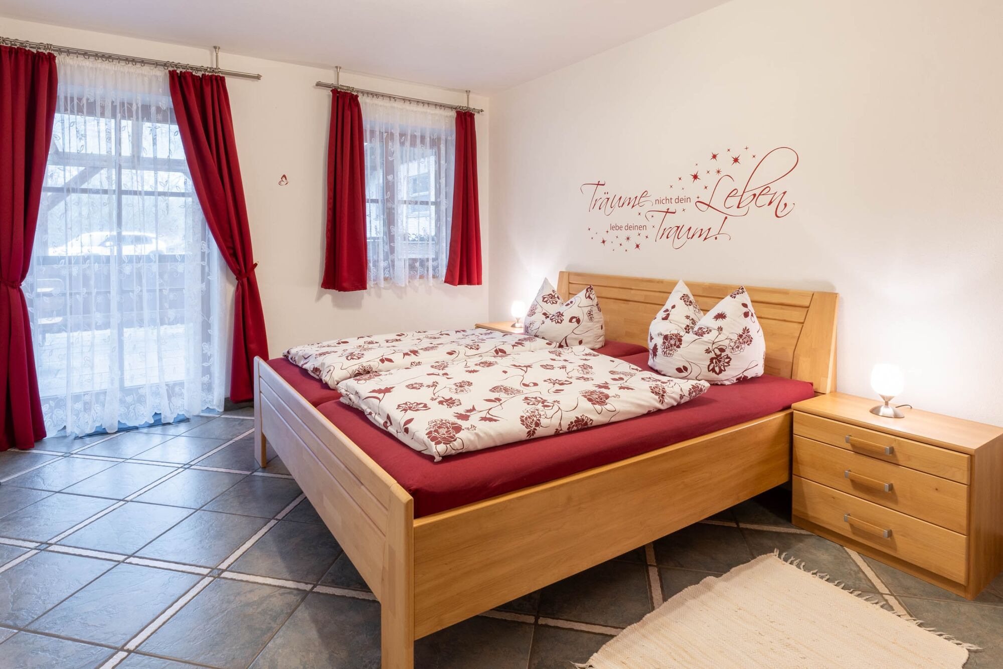 Schlafzimmer Ehebett Attelblick, Zugang zur Terrasse
