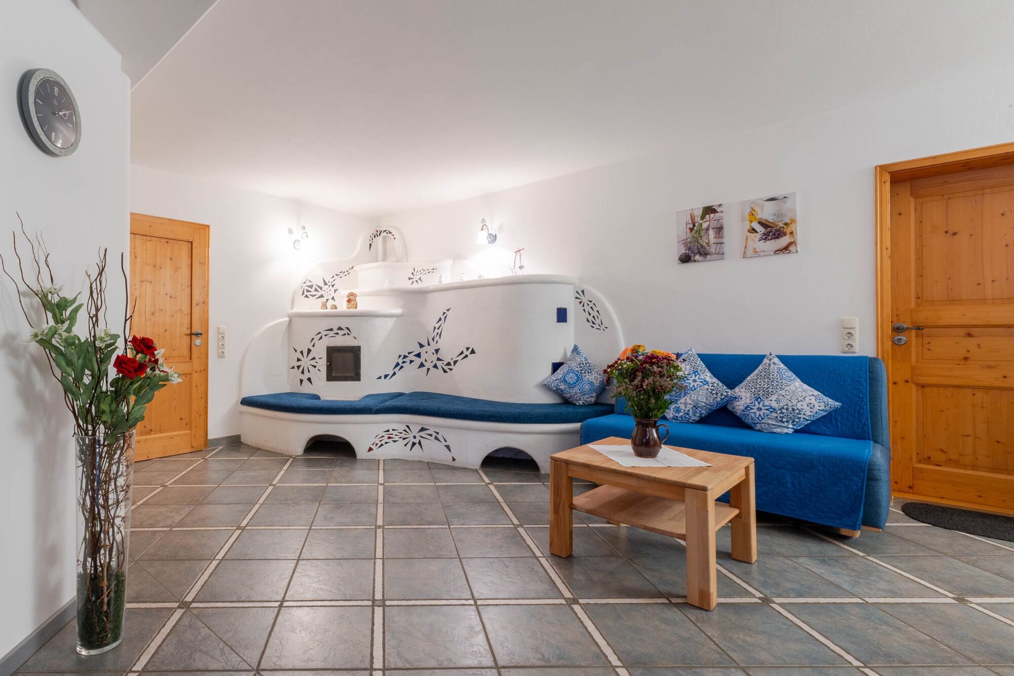 Gemütlicher Kachelofen mit Schlafsofa Attelblick EG
