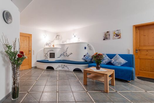 Gemütlicher Kachelofen mit Schlafsofa Attelblick EG