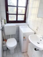 Pluto: WC und Waschmaschine im Badezimmer