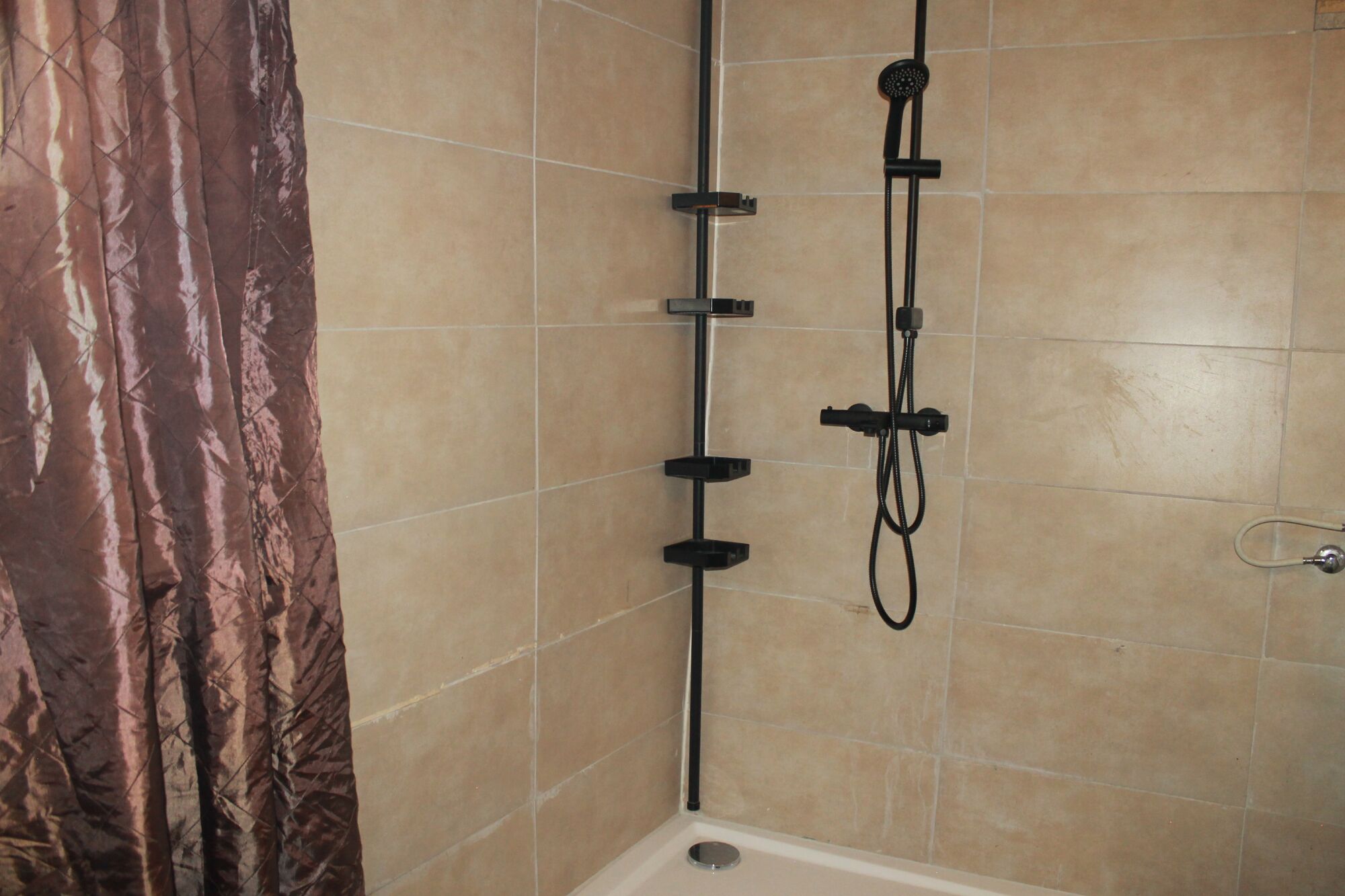 Große Dusche in modernem Bad