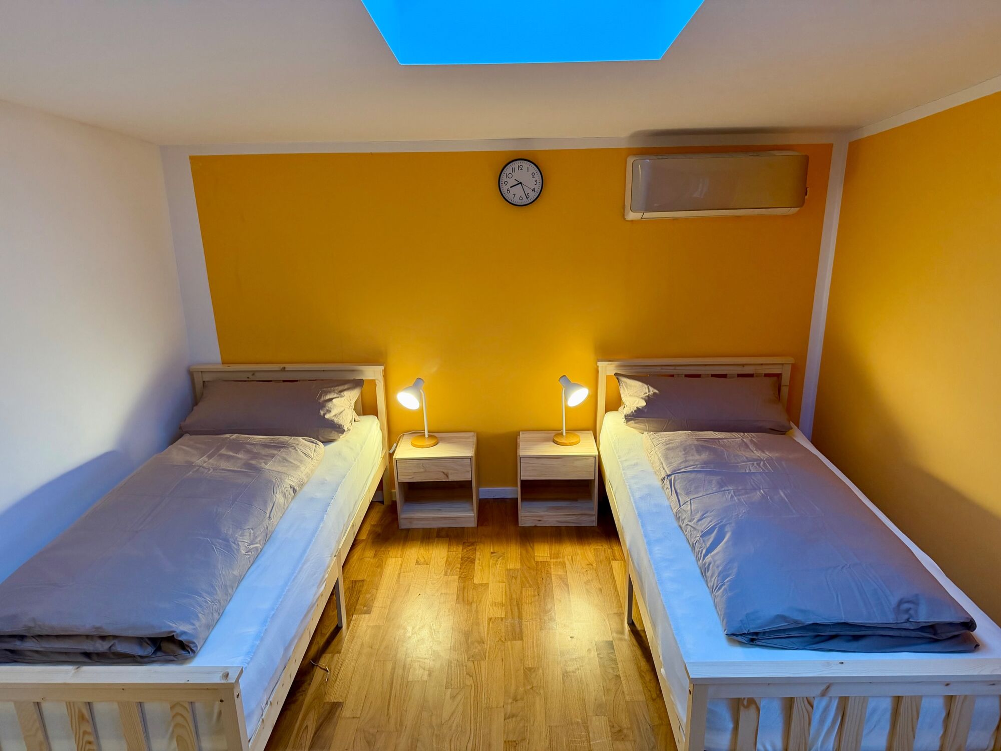 Schlafzimmer mit KLIMA & Balkon