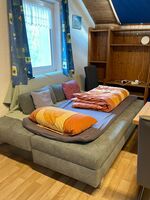 Couch ist ausziehbar und kann als Schlafplatz benutzt werden.