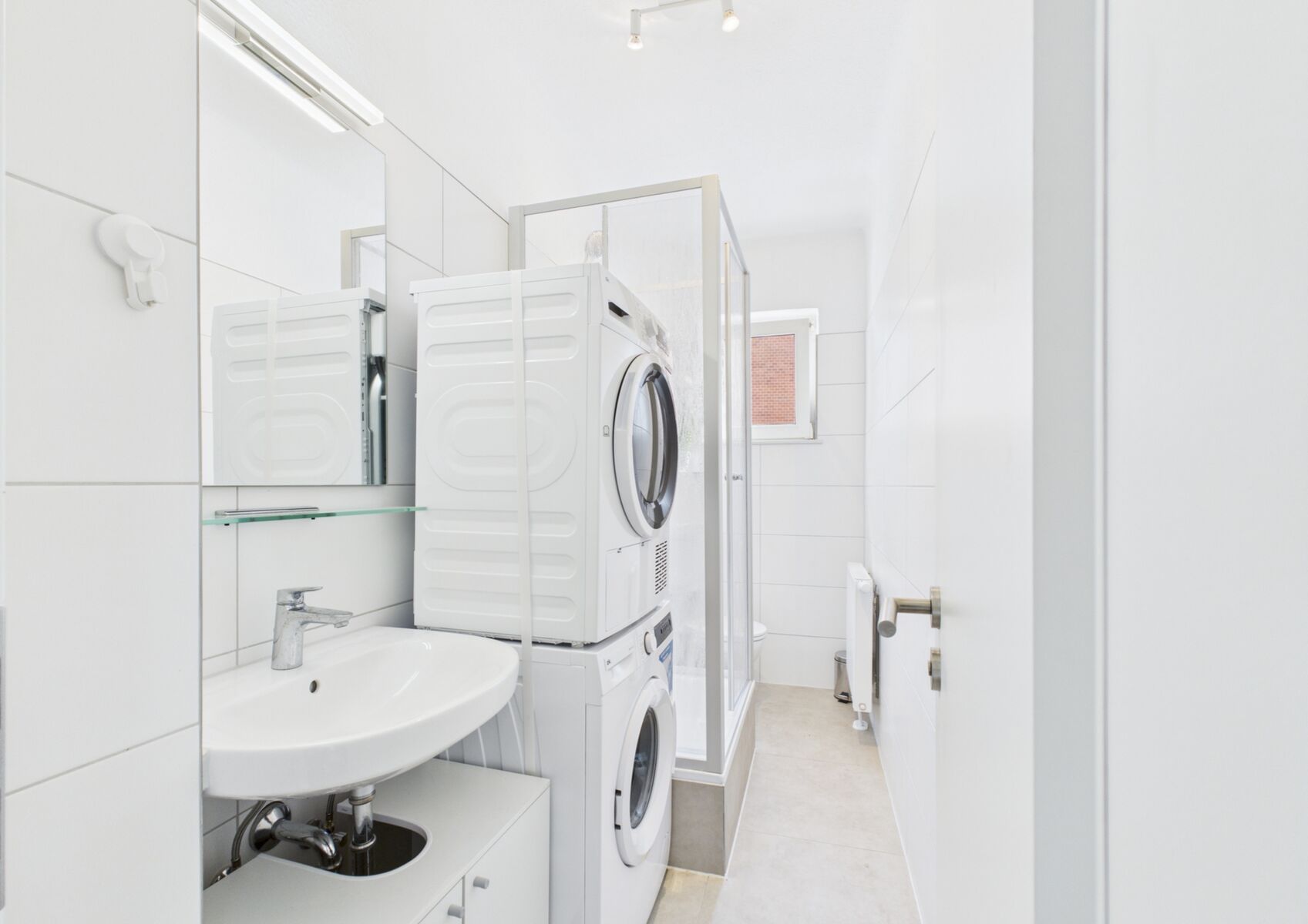 Bad mit Dusche, Waschmaschine & Trockner