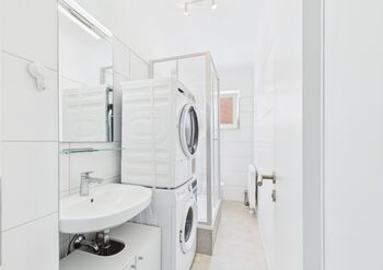Bad mit Dusche, Waschmaschine & Trockner