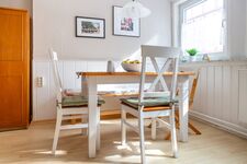 Essbereich in großer, neuer Wohnküche