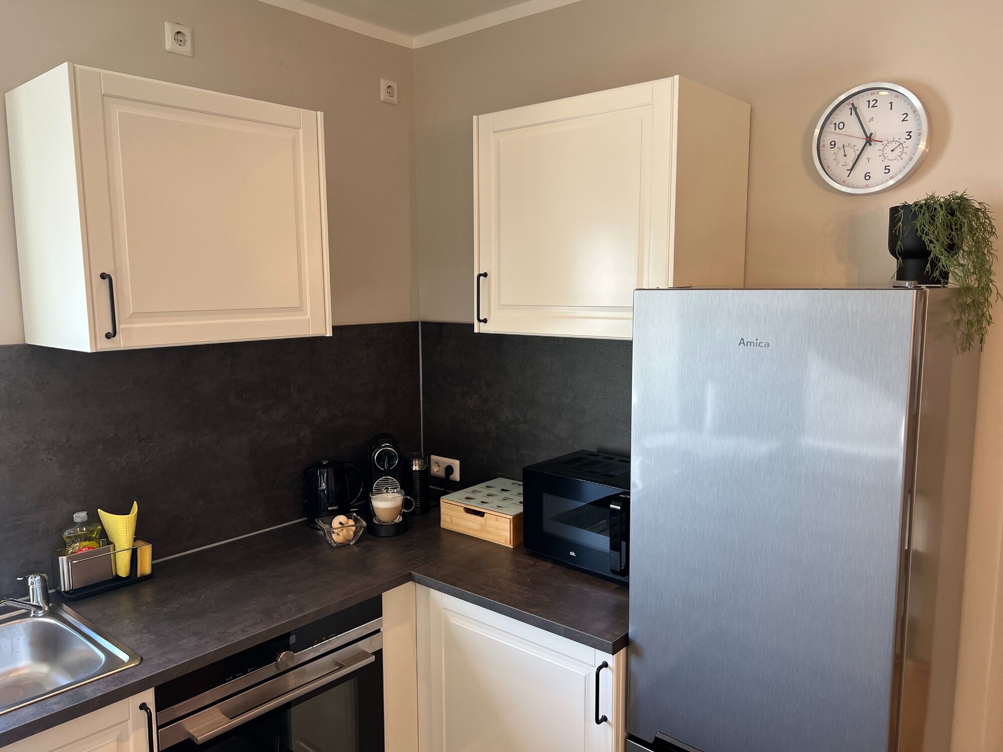 Küche mit Nespresso Kaffee Maschine und Mikrowelle