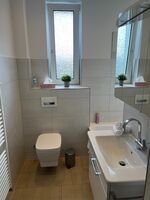 2 Badezimmer mit Badewanne