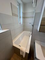 2 Badezimmer mit Badewanne