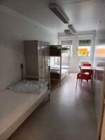 Möblierte Container-Zimmer mit 2–4 Betten zu vermieten – Für Bild 5